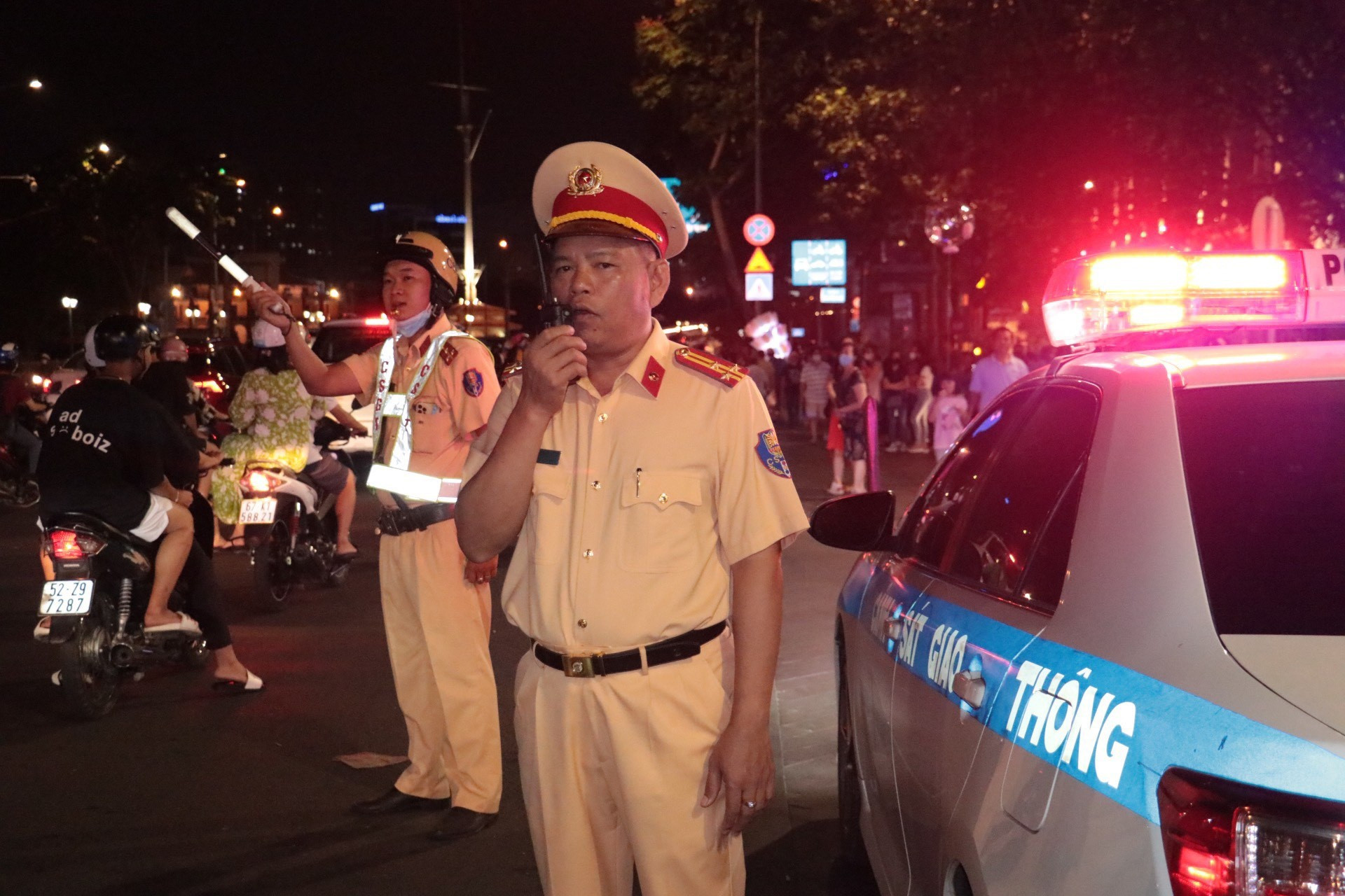 Thượng tá Nguyễn Văn Bình, Phó trưởng Phòng PC08 đang điều hành, điều tiết giao thông đảm bảo ATTG trong đêm giao thừa tại trung tâm Thành phố.