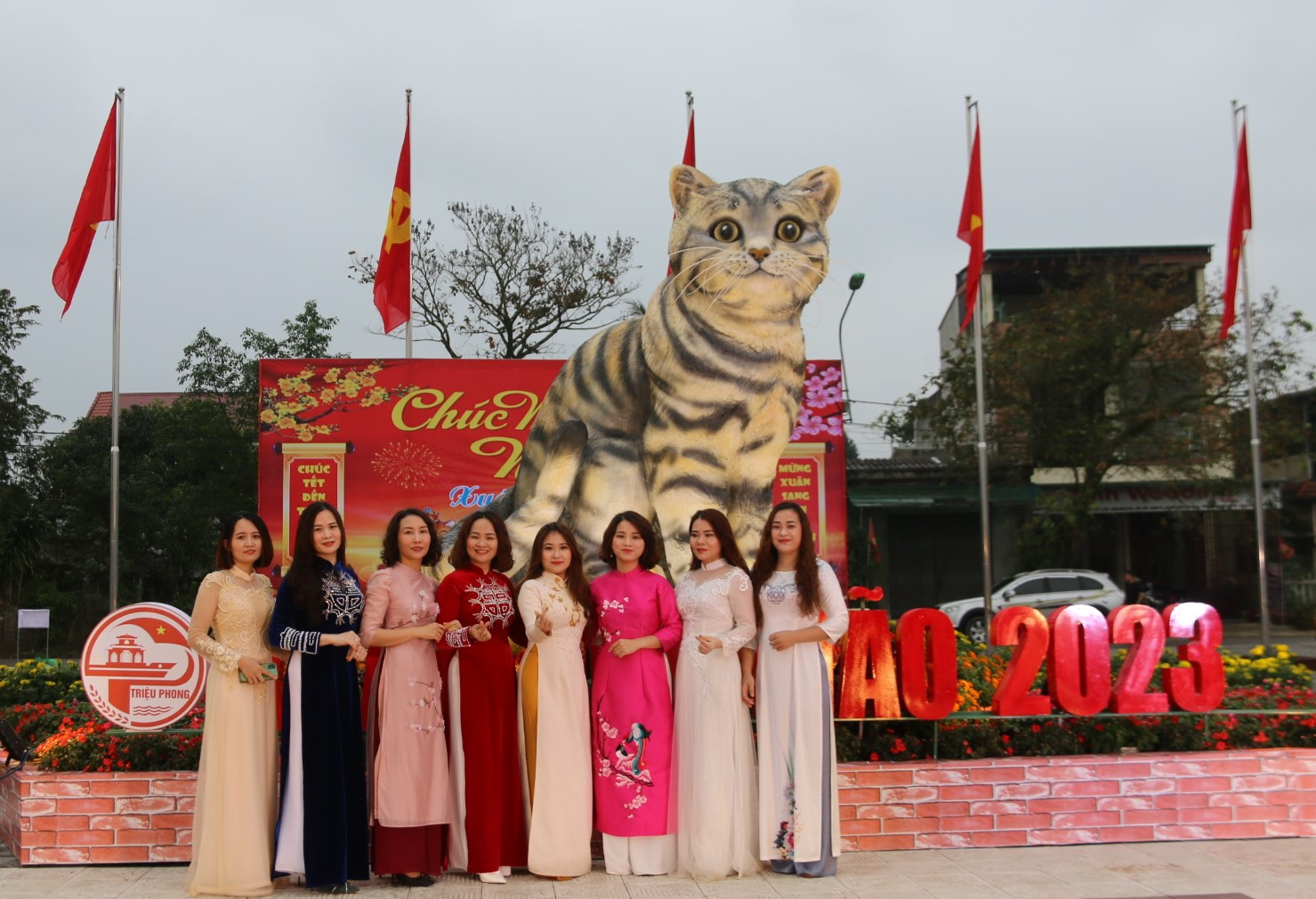 Rất đông người dân đến tham quan, chụp ảnh lưu niệm tại địa điểm đặt linh vật mèo ở thị trấn Ái Tử, huyện Triệu Phong, Quảng Trị.