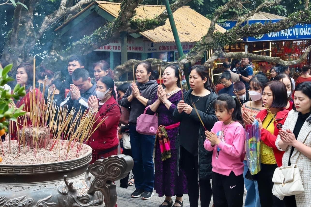 Ai nấy đều thành tâm, cầu mong một năm mưa thuận gió hoà, gia đình nhiều sức khoẻ, bình an, hạnh phúc và đạt được nhiều thành tựu trong học tập, kinh doanh, công tác. Ảnh Tuấn Oanh