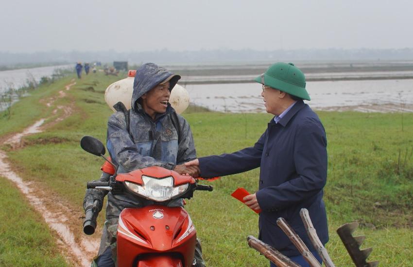 Lãnh đạo tỉnh Quảng Trị lì xì động viên bà con nông dân nhân dịp đầu năm mới. Ảnh: Tiến Nhất/quangtri.gov.vn.