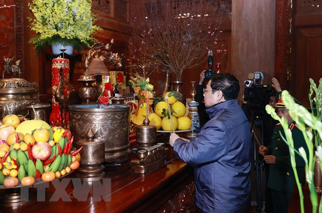 Thủ tướng Phạm Minh Chính dâng hương tưởng nhớ Chủ tịch Hồ Chí Minh tại Khu Di tích K9. (Ảnh Dương Giang /TTXVN) 