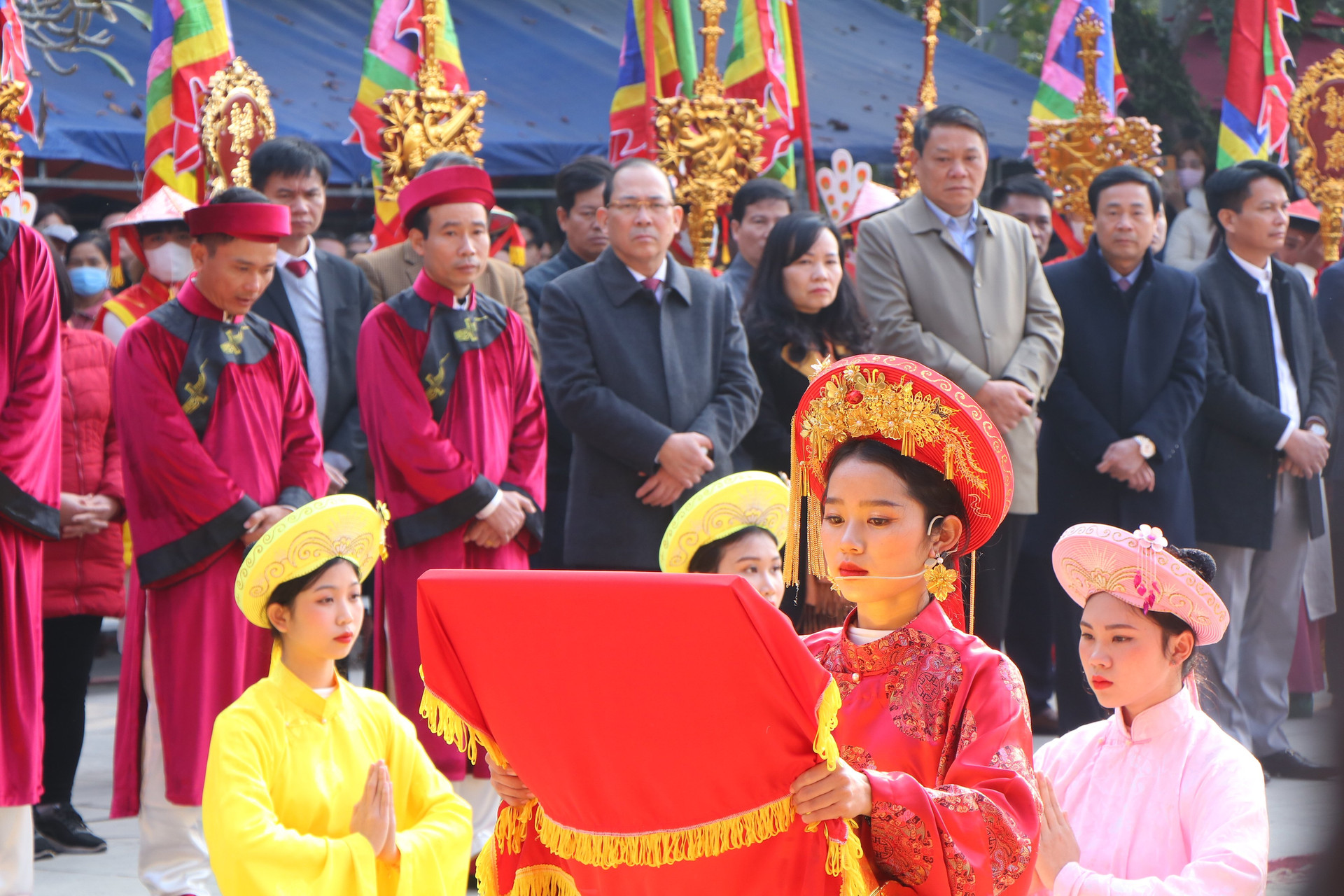 Chủ tế nữ mặc bộ lễ phục mầu đỏ thực hiện tế Lễ nữ quan theo nghi thức truyền thống