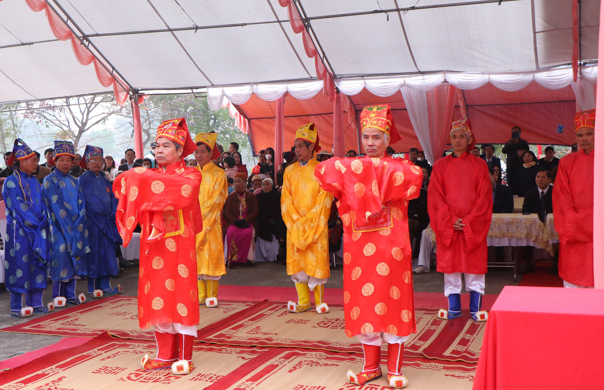Các cụ cao niên của làng Vi, Trẹo thực hiện phần tế lễ tại Đình Cả.