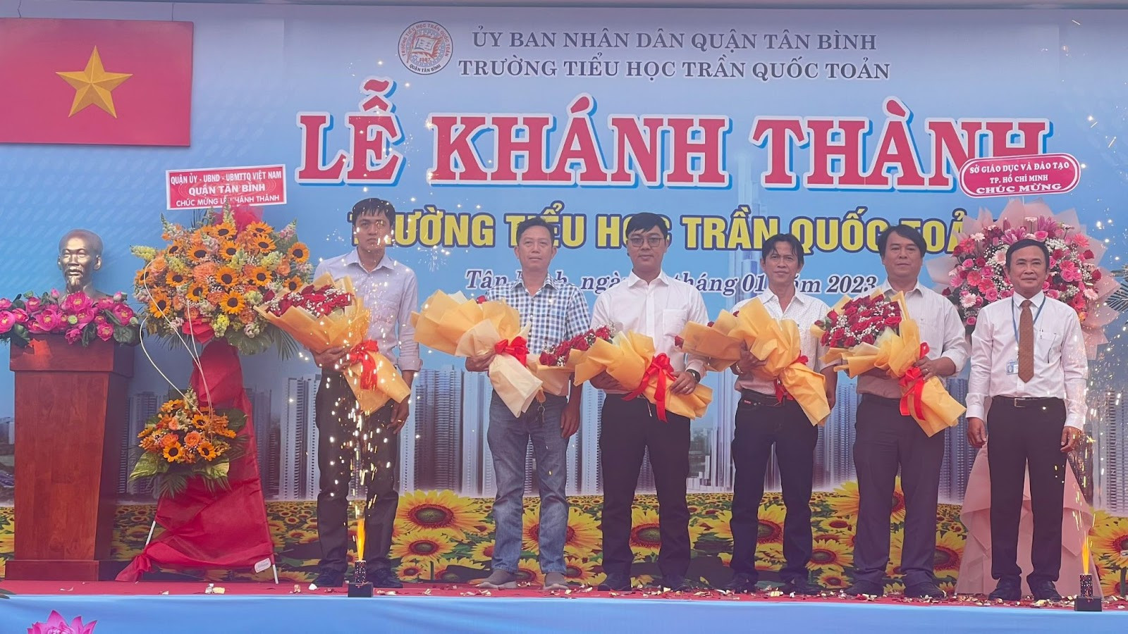 Thầy Nguyễn Tuấn Nghiệp hiệu trưởng tặng hoa nhà thi công trình.