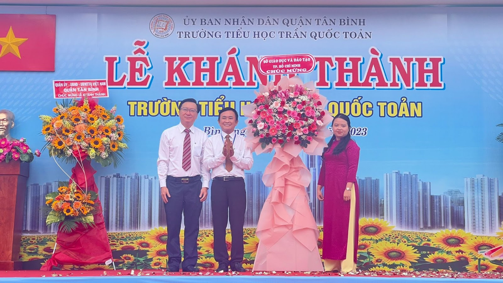 Ông Nguyễn Bảo Quốc, Phó Giám đốc Sở Giáo dục và Đào tạo TP HCM lên tặng hoa chúc mừng nhà trường.
