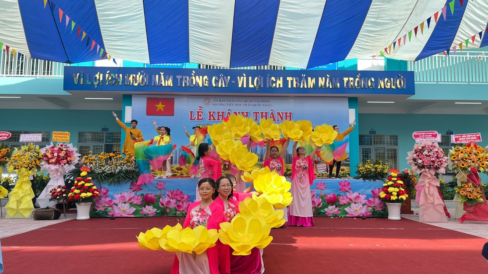 Biểu diễn ca nhạc các cô giáo và học sinh trường Trần Quốc Toản trong buổi lễ khánh thành.