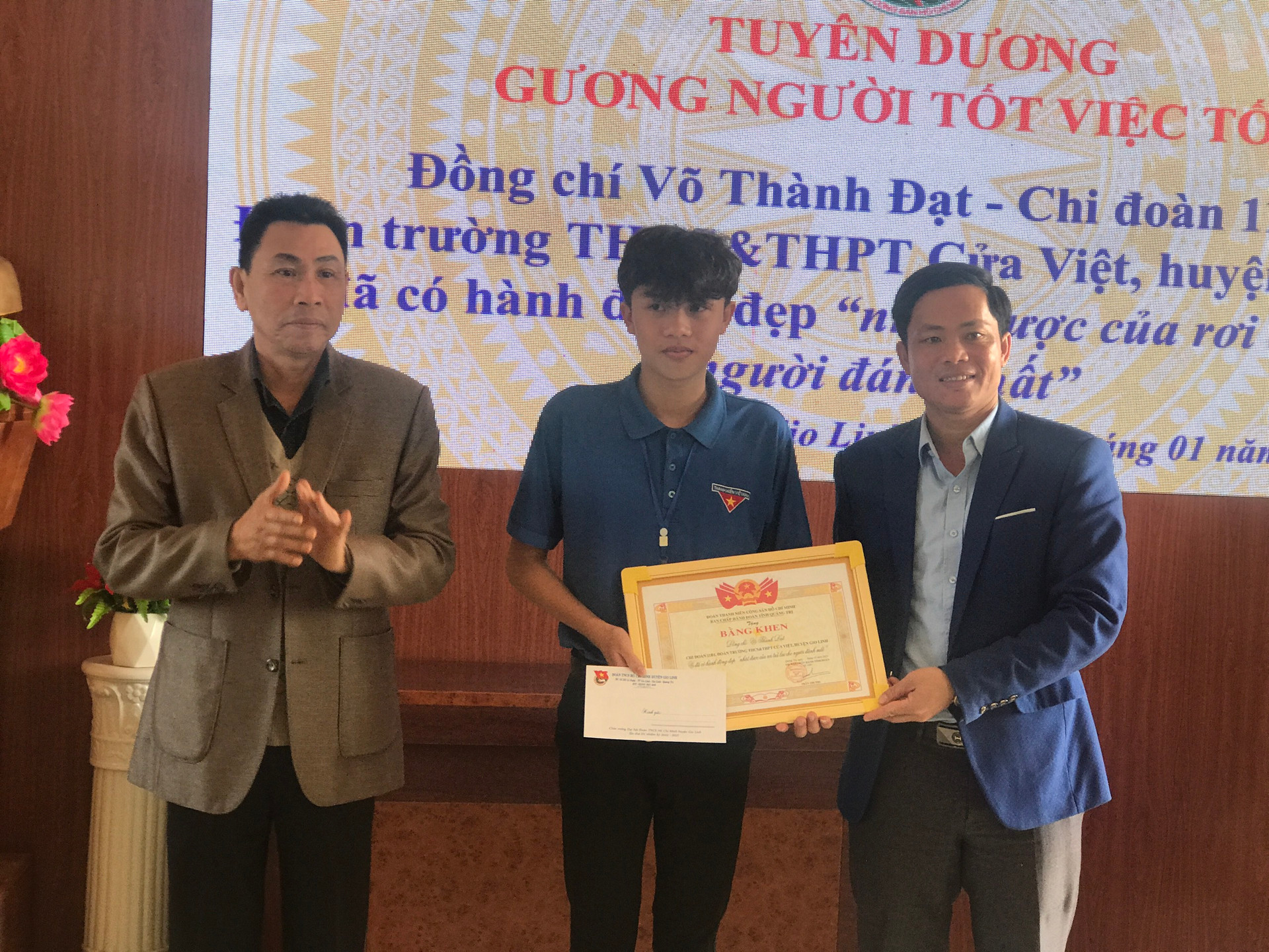 Đoàn TNCS Hồ Chí Minh tỉnh Quảng Trị phối hợp với Trường THCS và THPT Cửa Việt tuyên dương em Võ Thành Đạt.