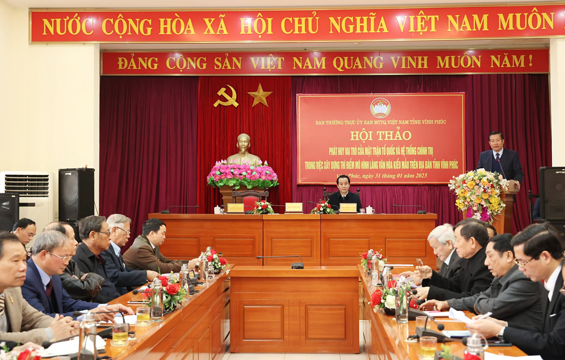 Ông Nguyễn Tuấn Khanh, Chủ tịch Ủy ban MTTQ tỉnh Vĩnh Phúc phát biểu tiếp thu và bế mạc hội thảo.