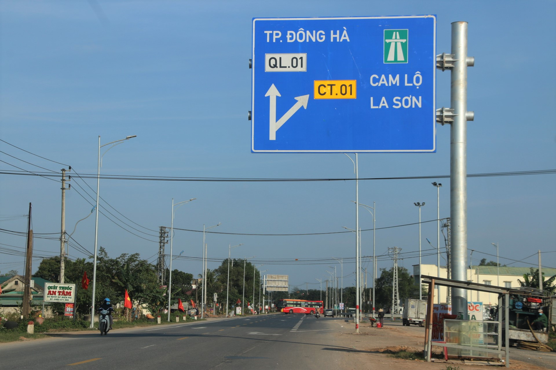 Rất nhiều tài xế lựa chọn tuyến cao tốc Cam Lộ - La Sơn khi điều khiển phương tiện qua các tỉnh Quảng Trị, Thừa Thiên - Huế.