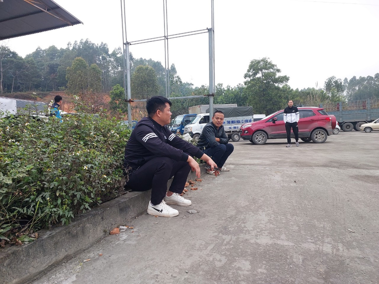 Khi đến Phú Thọ đăng kiểm, mọi người cũng phải xếp hàng chờ đợi vài tiếng đồng hồ.