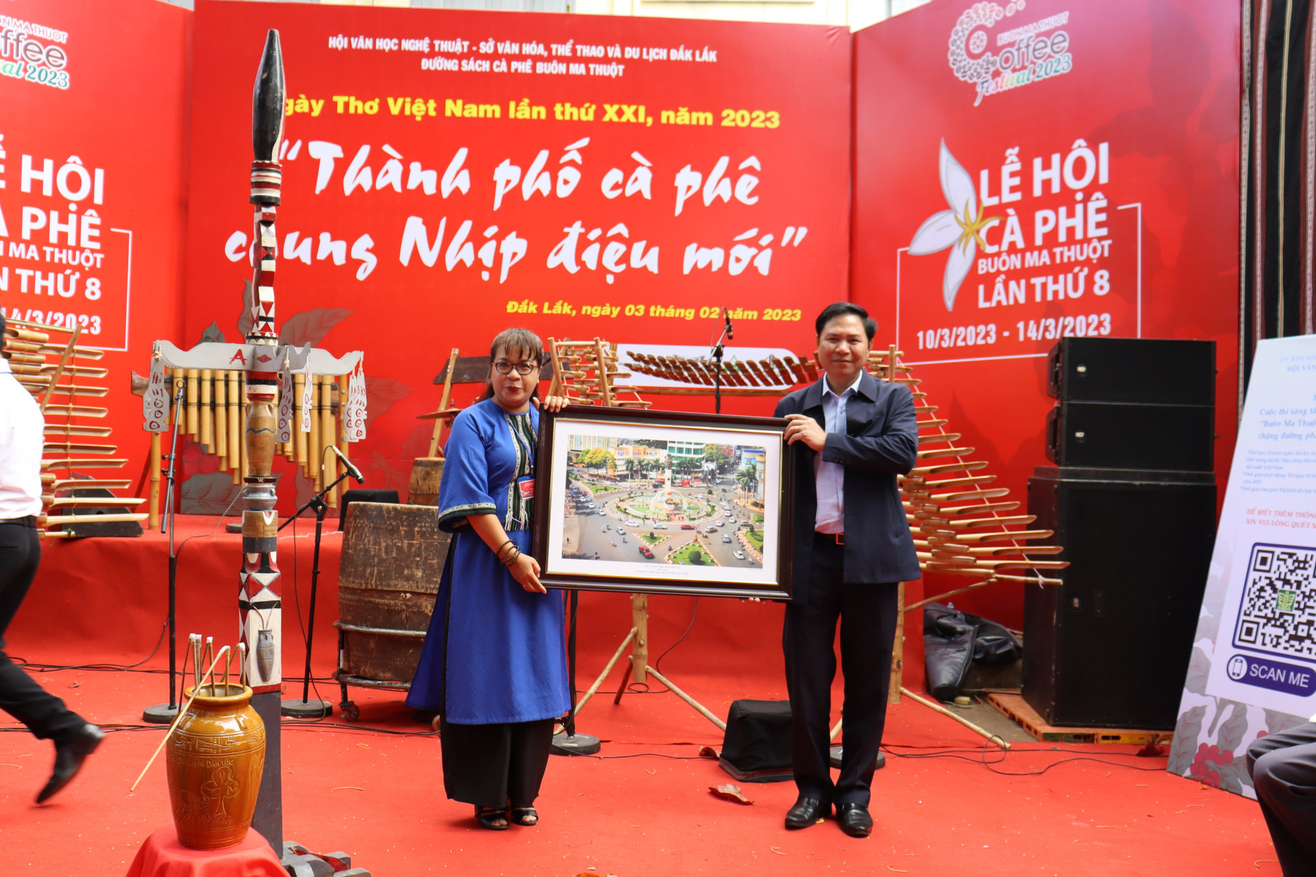 Nhà văn Niê Thanh Mai, Chủ tịch Hội VHNT Đắk Lắk tặng tranh cho đại diện lãnh đạo TP Buôn Ma Thuột