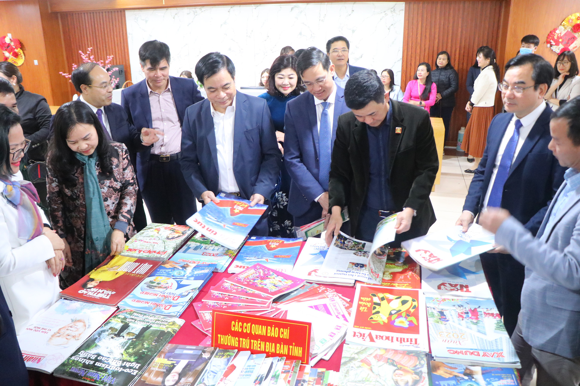 Các đại biểu tham quan gian trưng bày của các cơ quan báo chí thường trú tại Phú Thọ