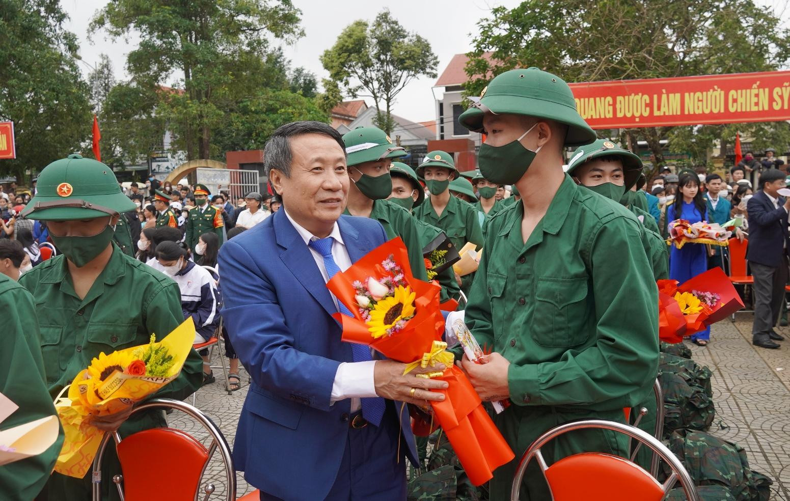 Lãnh đạo tỉnh Quảng Trị, lãnh đạo Quân khu 4 tham dự lễ giao, nhận quân ở các địa phương, đơn vị. Ảnh: Tiến Nhất.
