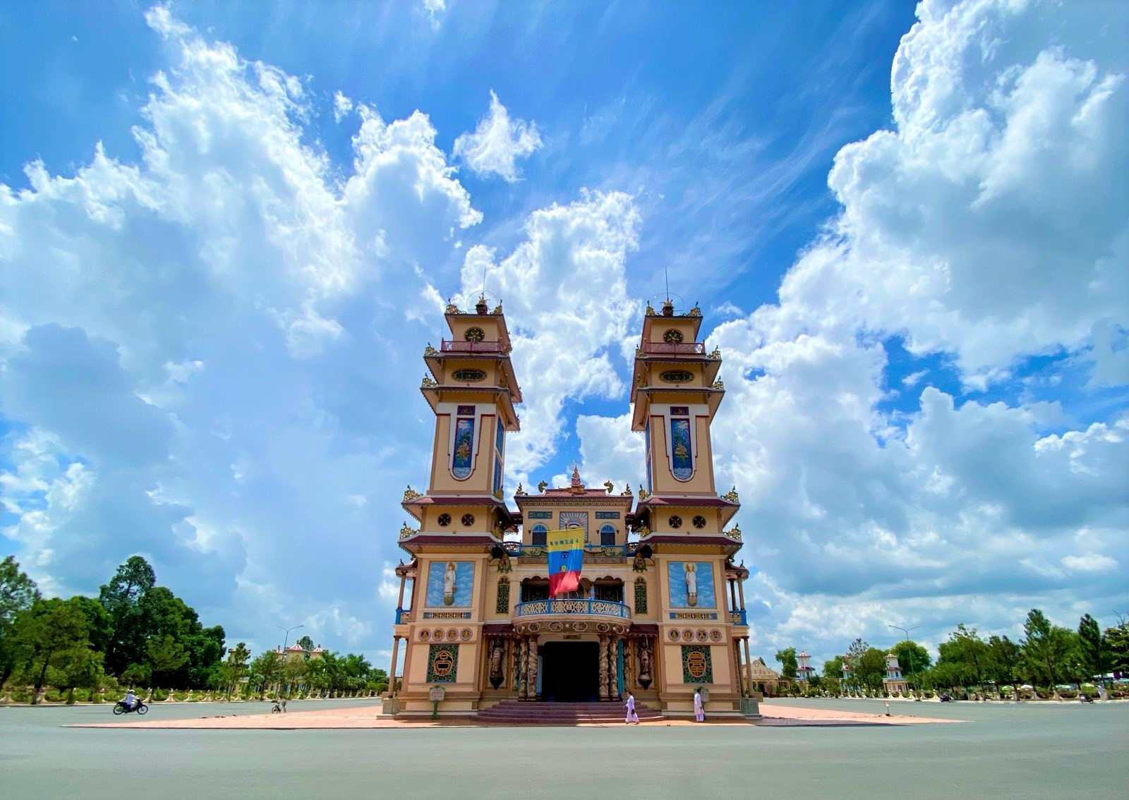 Toà Thánh có kiến trúc độc đáo là điểm đến hấp dẫn tại Tây Ninh.
