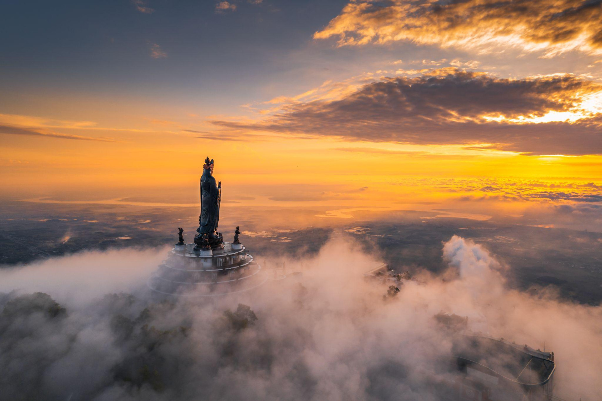 Tượng Phật Bà Tây Bổ Đà Sơn ẩn hiện giữa mây trời trên đỉnh núi Bà Đen.