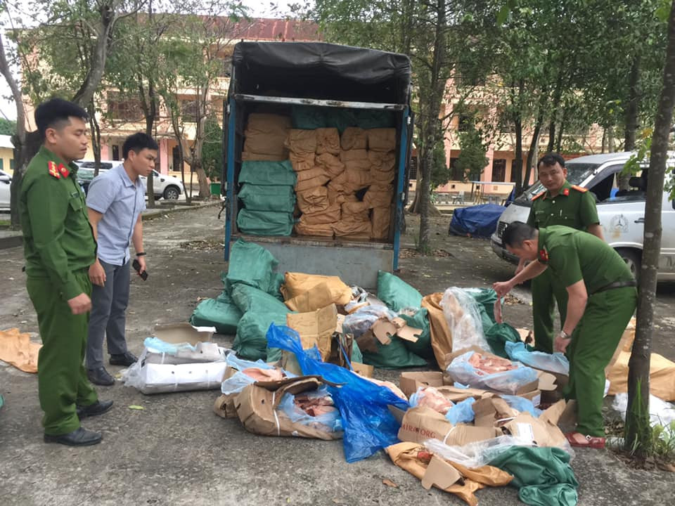 Lực lượng chức năng tại tỉnh Quảng Trị phát hiện lái xe chở thuê gần 6 tấn sản phẩm động vật không rõ nguồn gốc. Ảnh: CACC.
