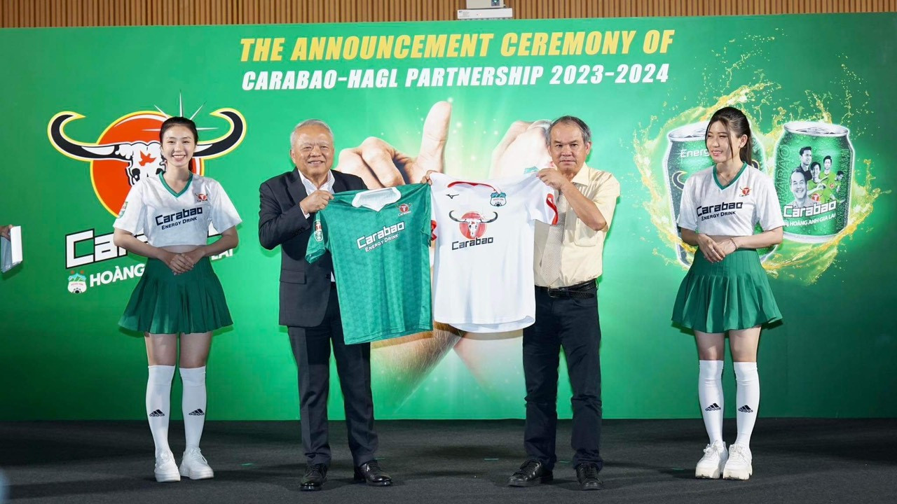 Ông Sathien Sathientham- Chủ tịch Carabao Group Public Company Limited  và ông Đoàn Nguyên Đức - Chủ tịch Tập đoàn Hoàng Anh Gia Lai trao đổi áo tại lễ ký kết.