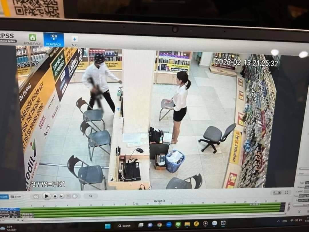 Hình ảnh đối tượng cướp tiền và điện thoại được camera an ninh của cửa hàng Thế giới di động ghi lại