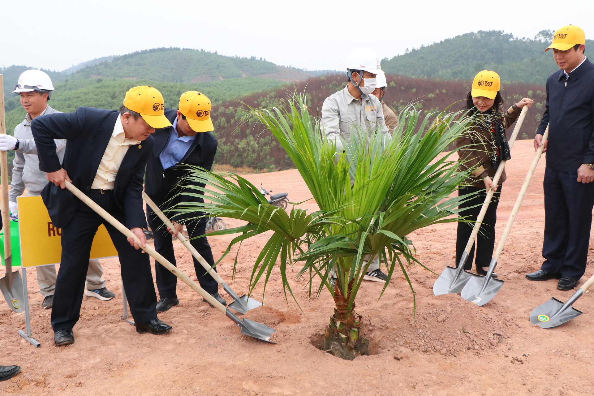 ông Đỗ Quang Hiển - Chủ tịch Tập đoàn T&T Group và Chủ tịch UBND tỉnh Phú Thọ Bùi Văn Quang, cùng với lãnh đạo tập đoàn, lãnh đạo địa phương trồng  cây tại dự án.