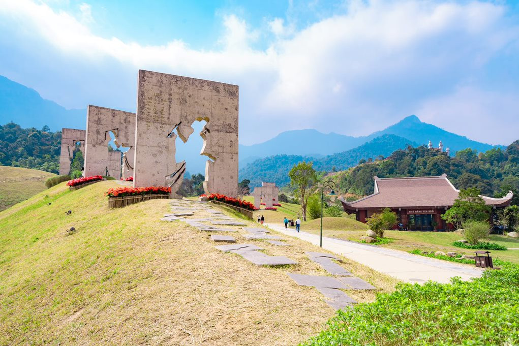 Đặt chân tới Tây Yên tử, du khách sẽ được tham quan và tìm hiểu về 10 tượng đá kể về 10 giai đoạn cuộc đời của Phật Hoàng Trần Nhân Tông được đặt trong khu đi bộ vãn cảnh. (Ảnh chụp tại Lễ khai hội Xuân Tây Yên Tử 2023).