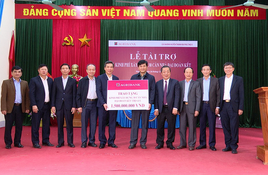 Ông Phạm Toàn Vượng - Tổng Giám đốc Agribank (thứ 5 từ phải sang) trao tài trợ xây dựng 30 căn nhà đại đoàn kết tại Phú Thọ.