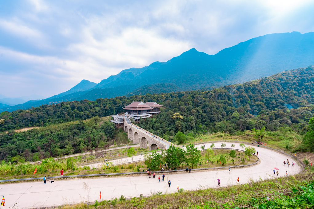 Đường ra ga cáp treo để đi lên chùa Thượng và chùa Đồng được bao quanh bởi núi non hùng vĩ. (Ảnh chụp tại Lễ khai hội Xuân Tây Yên Tử 2023).