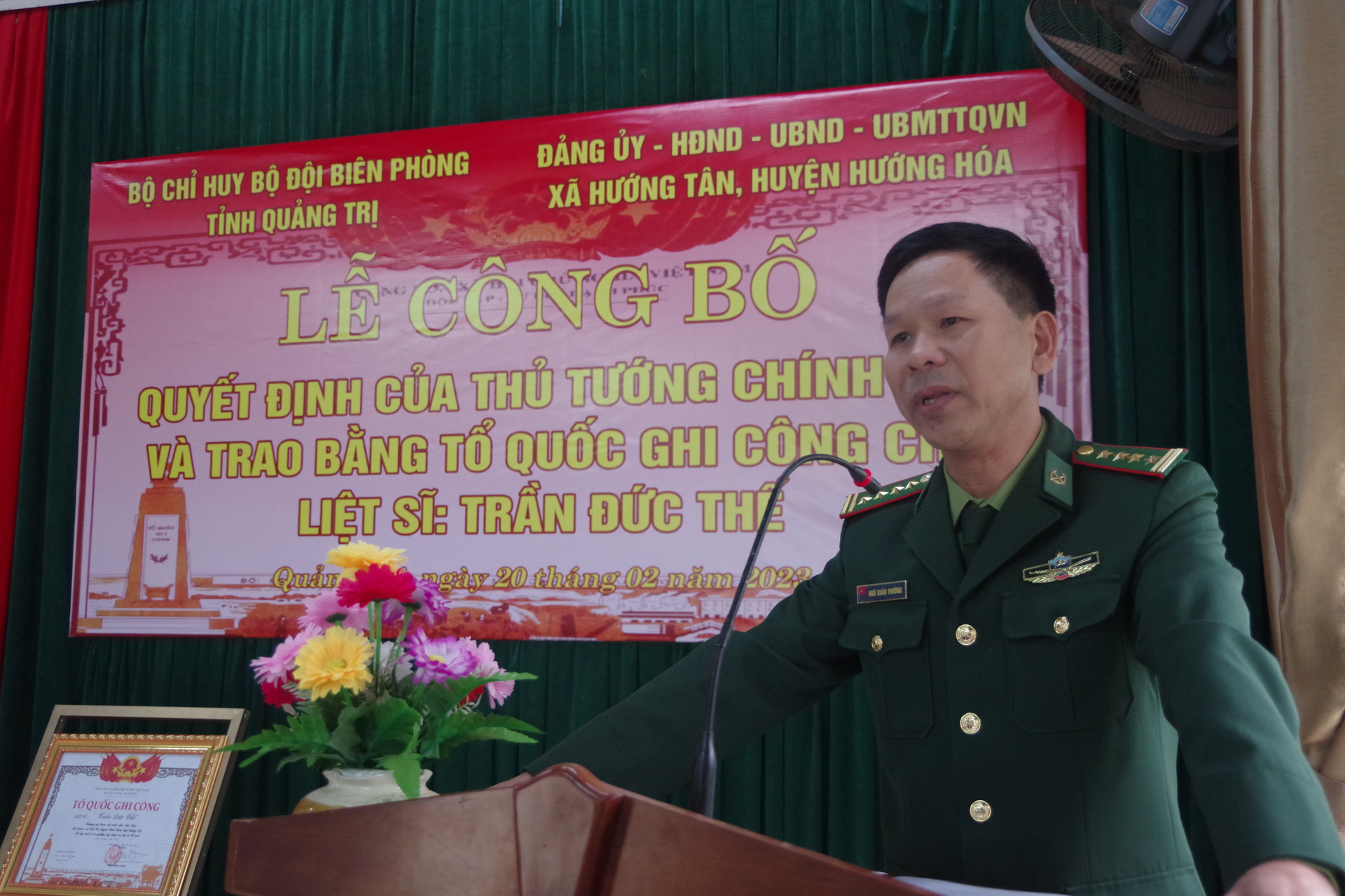 Bộ đội Biên phòng tỉnh Quảng Trị phối hợp tổ chức trao Bằng “Tổ quốc ghi công” cho gia đình liệt sĩ Trần Đức Thế.