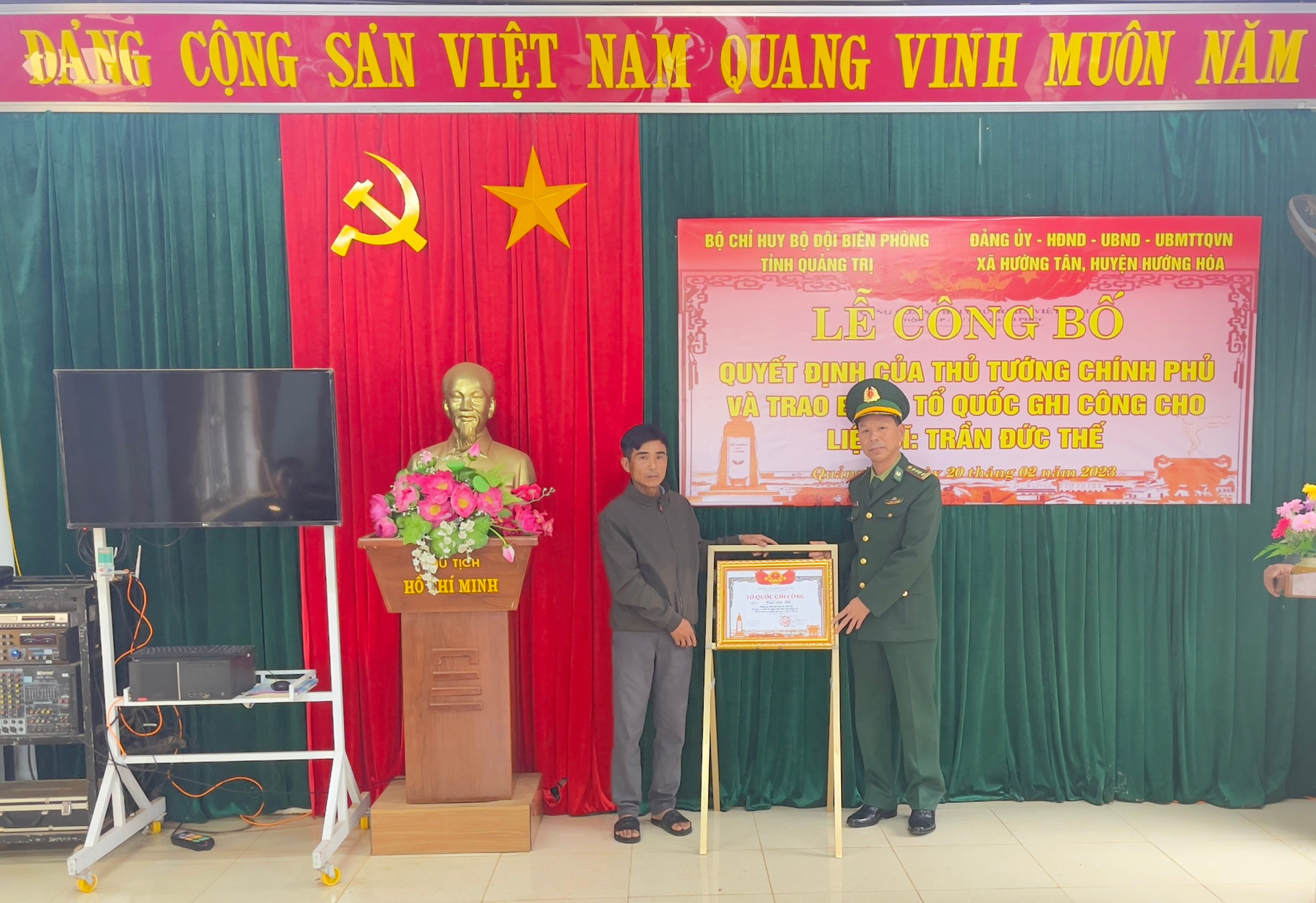 Đại tá Ngô Xuân Thường, Phó chính ủy BĐBP Quảng Trị đã trao Bằng “Tổ quốc ghi công” cho gia đình liệt sĩ Trần Đức Thế.