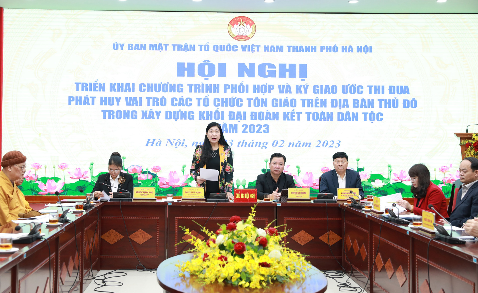 Bà Nguyễn Lan Hương, Chủ tịch Ủy ban MTTQ Việt Nam thành phố Hà Nội phát biểu tại hội nghị. 