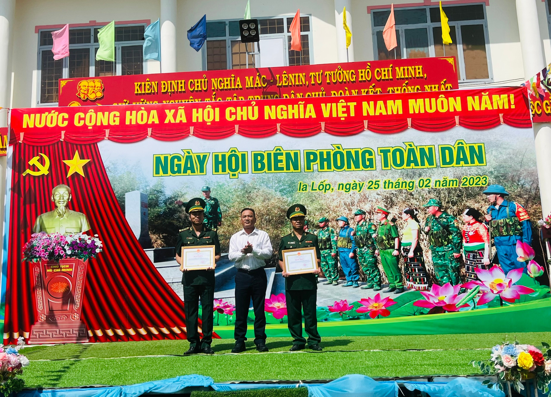 Chủ tịch Ủy ban MTTQ Việt Nam tỉnh Y Giang Gry Niê Knơng trao Bằng khen tặng các tập thể, cá nhân.
