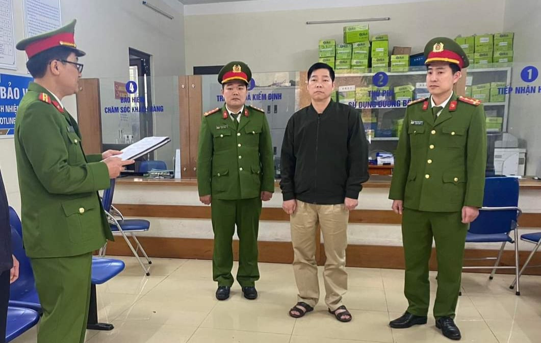 CQĐT đọc lệnh khởi tố, bắt tạm giam Hứa Văn Toản. Ảnh Công an tỉnh Tuyên Quang