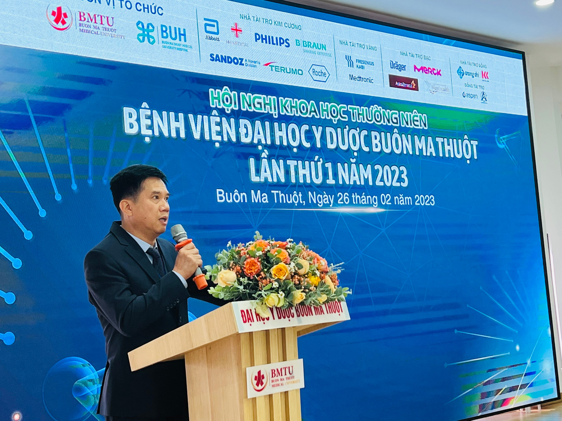 BSCKII. Võ Minh Thành - Giám đốc Bệnh viện Đại học Y Dược Buôn Ma Thuột, phát biểu tại Hội nghị.