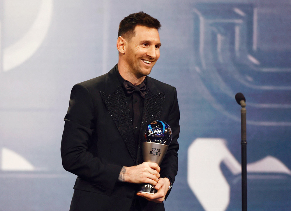 Messi trên bục nhận danh hiệu cao quý.