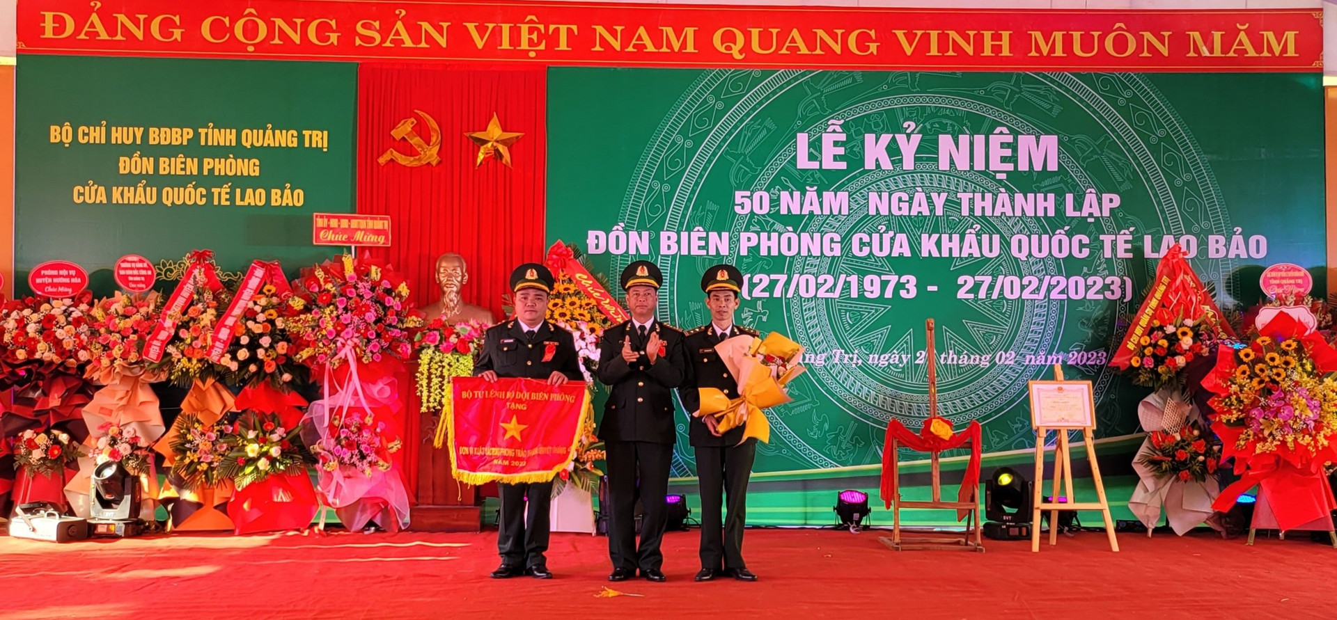 Đồn Biên phòng Cửa khẩu Quốc tế Lao Bảo được trao Cờ thi đua.