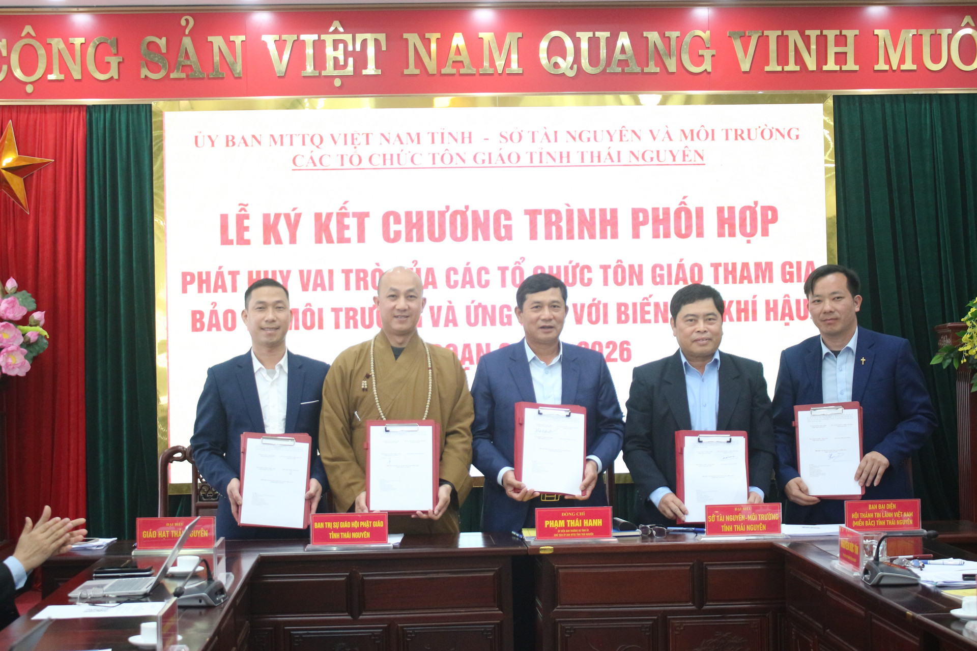 Đại diện Ủy ban MTTQ tỉnh Thái Nguyên, Sở Tài nguyên và Môi trường, đại diện tổ chức tôn giáo cùng ký kết chương trình phối hợp.