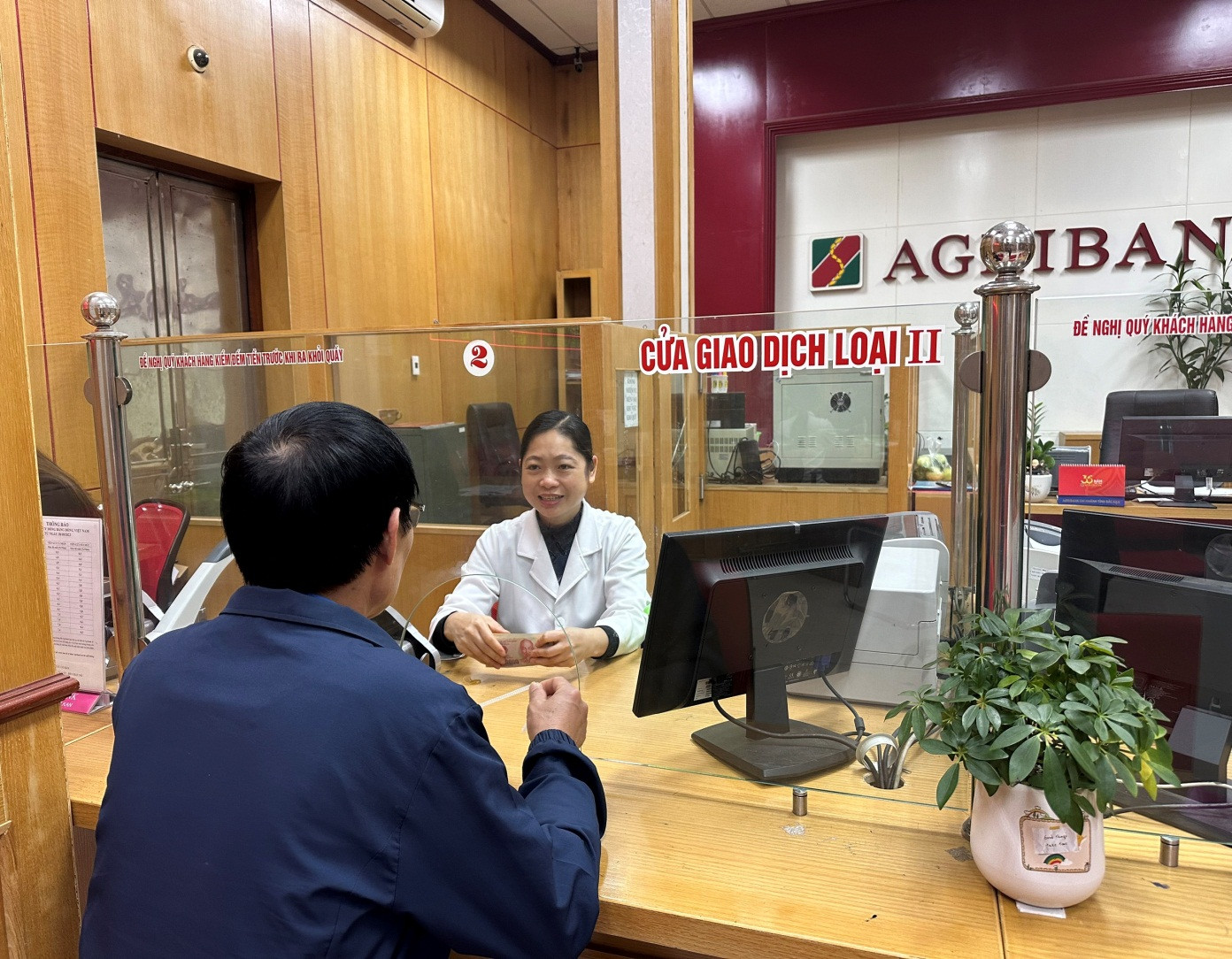 Chị Nguyễn Thị Nhung, Agribank chi nhánh tỉnh Bắc Kạn trả lại số tiền thừa cho khách hàng hơn 2 tỷ đồng năm 2022.