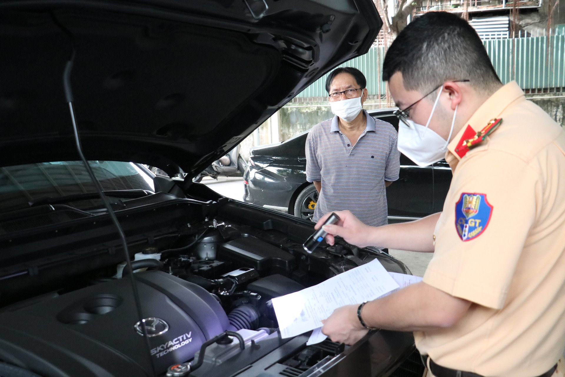 Lực lượng công an kiểm tra thiết bị xe khi đăng ký.
