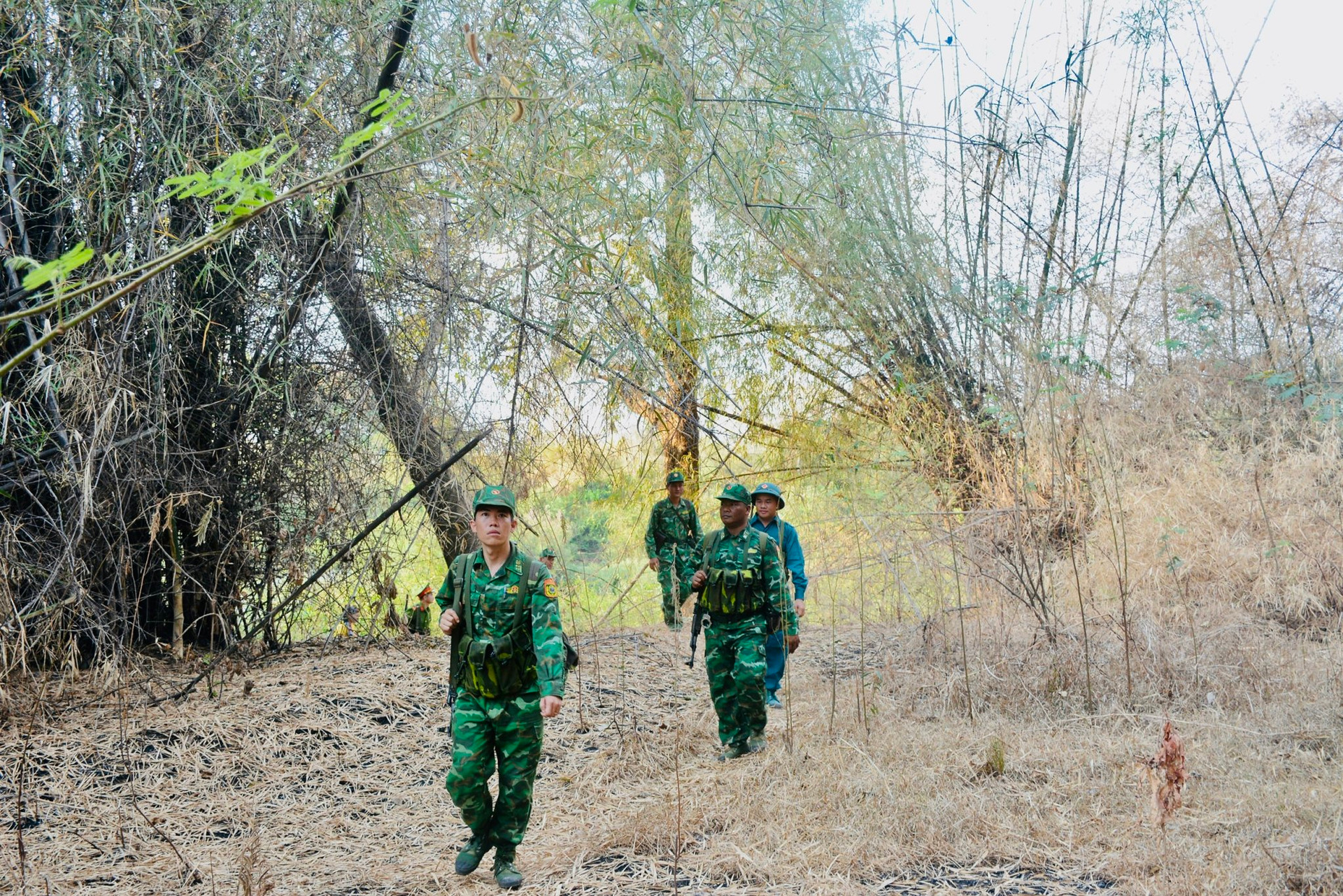 Bộ đội Biên phòng Đắk Lắk trên đường tuần tra biên giới.