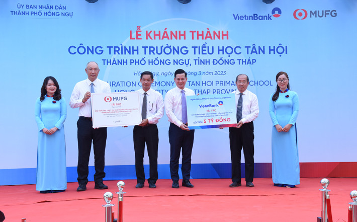 Lãnh đạo VietinBank và MUFG Việt Nam trao biểu trưng tài trợ công trình.