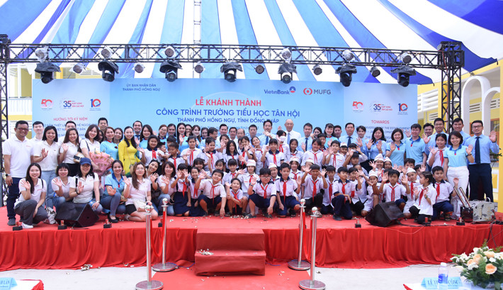 Các đại biểu chung vui với thầy và trò Trường Tiểu học Tân Hội.