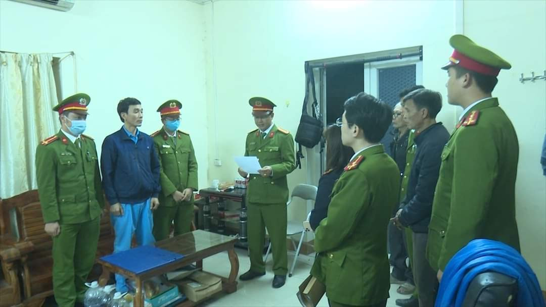 CQĐT đang đọc lệnh bắt tạm giam đối với Nguyễn Đôn Ý. Ảnh Công an tỉnh Phú Thọ