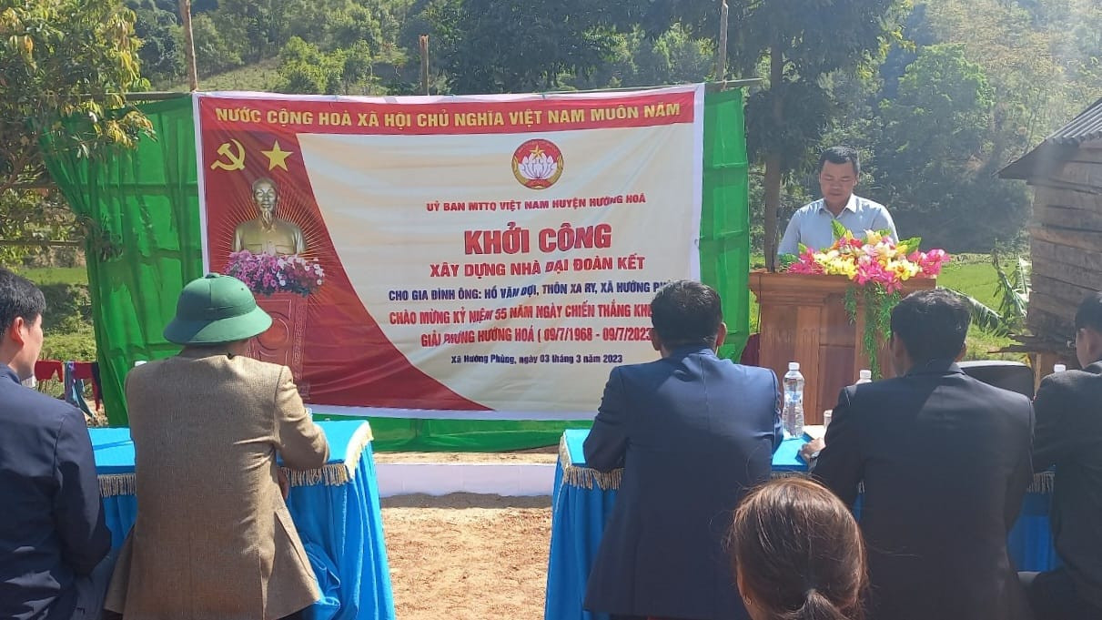 Ủy ban MTTQ Việt Nam huyện Hướng Hóa phối hợp với chính quyền địa phương tổ chức khởi công xây nhà Đại đoàn kết cho gia đình ông Hồ Văn Đợi.