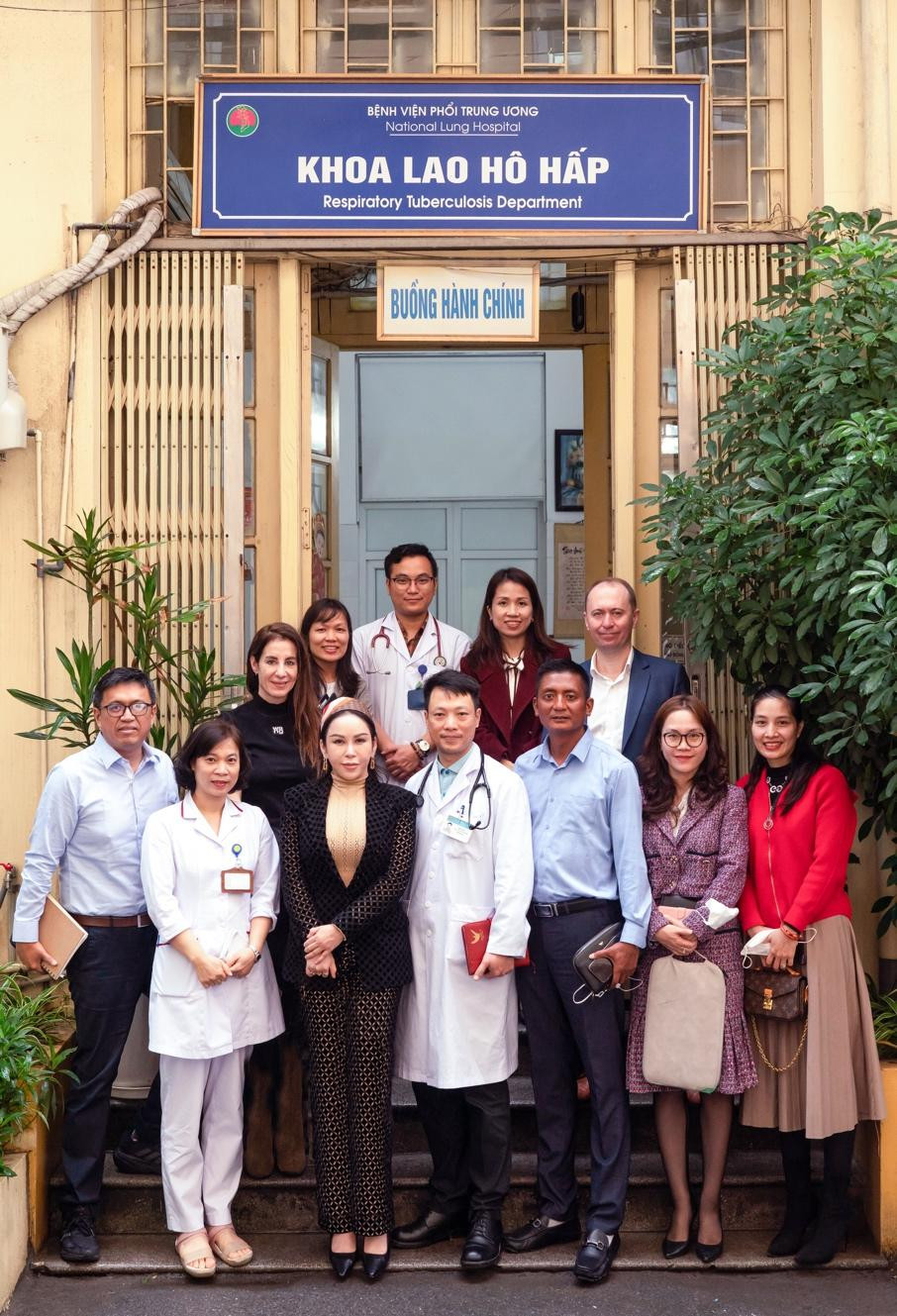 Bà Lê Nữ Thuỳ Dương (thứ 3 từ trái sang) chụp ảnh với Ban Lãnh đạo Chương trình chống lao Quốc gia Việt Nam (NTP) và đại diện Quỹ Toàn cầu tại Bệnh viện Phổi trung ương Hà Nội.