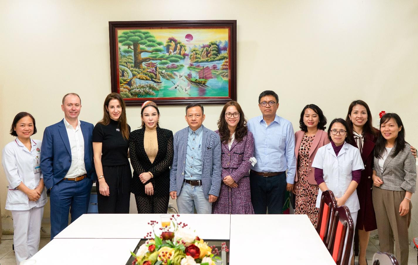 Bà Lê Nữ Thuỳ Dương (thứ 4 từ trái sang) chụp ảnh với Ban Lãnh đạo Chương trình Chống Lao Quốc gia Việt. Nam (NTP), đại diện Quỹ Toàn cầu tại Khoa Vi sinh và Phòng xét nghiệm Lao Quốc gia.