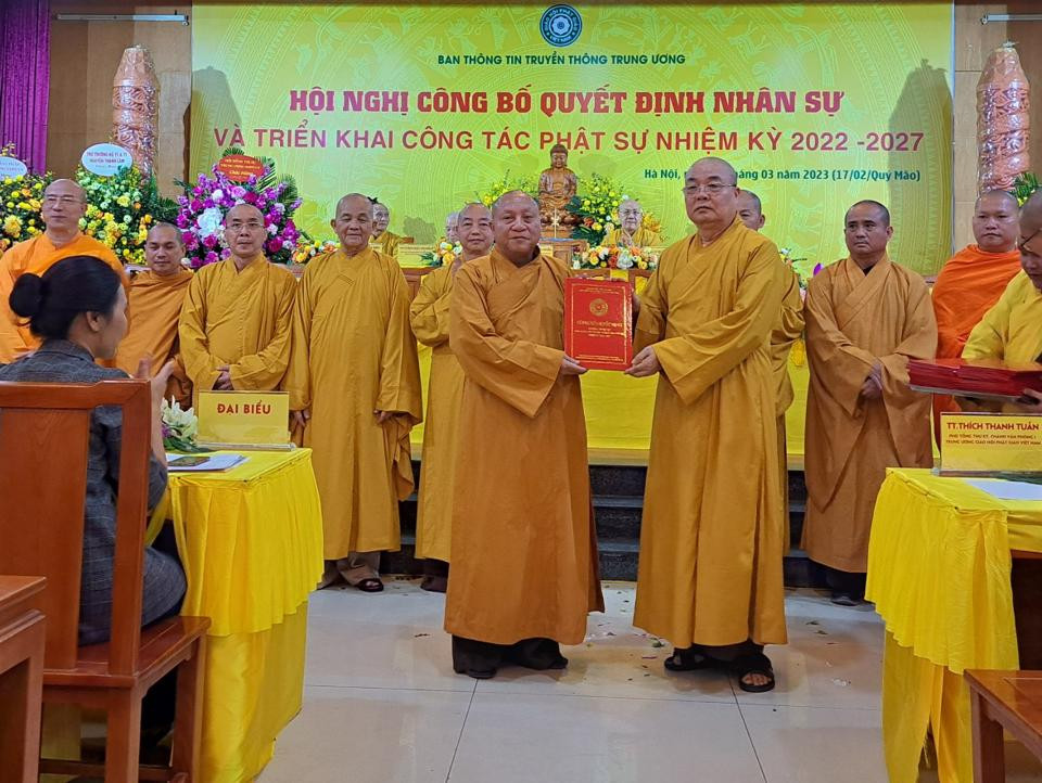 Hòa thượng Thích Gia Quang - Phó Chủ tịch Hội đồng Trị sự giáo hội Phật giáo Việt Nam nhận Quyết định làm Trưởng ban Ban Thông tin Truyền thông - Giáo hội Phật giáo Việt Nam khóa XI, nhiệm kỳ 2022-2027.