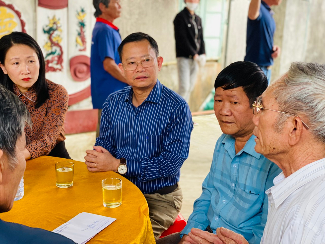 Ủy ban MTTQ Việt Nam huyện Gio Linh tổ chức thăm hỏi, động viên người thân của 2 vợ chồng gặp nạn trong lúc đi đánh cá trên sông Thạch Hãn.