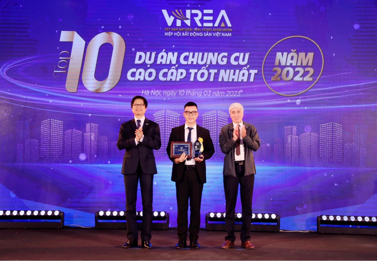 Ông Phạm Trọng Phương – Trưởng Ban Kiểm soát Thiết kế, đại diện Công ty nhận giải thưởng “Top 10 dự án chung cư cao cấp tốt nhất Việt Nam năm 2022”.