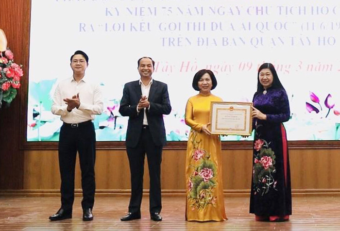 Chủ tịch Ủy ban MTTQ Việt Nam Thành phố Nguyễn Lan Hương trao bằng khen của Thành phố tặng tập thể cán bộ, Nhân dân quận Tây Hồ.