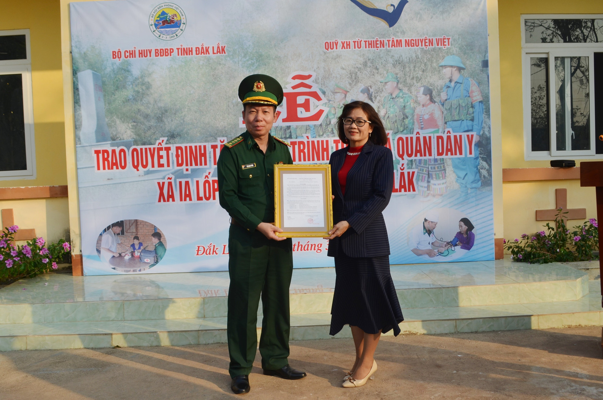 Đại diện Quỹ xã hội từ thiện Tâm Nguyện Việt trao quyết định tặng công trình Trạm xá quân dân y xã Ia Lốp cho Bộ Chỉ huy Bộ đội Biên phòng tỉnh Đắk Lắk.