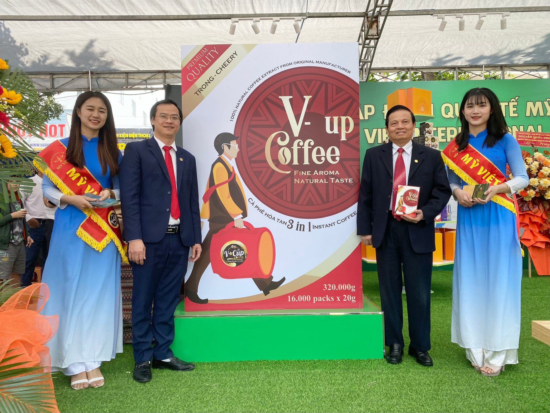 3- Hộp cà phê hoà tan lớn nhất Việt Nam sẽ được tặng lại đồn Biên phòng….